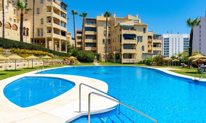 Torrequebrada Apartment | Inviting Flat with Ocean View and Pool in Casinomar