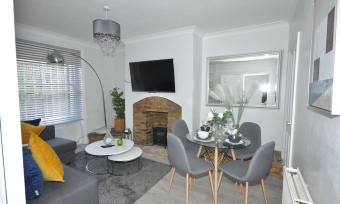 Addison Apartment | Delightful Shepherds Bush Flat with Garden & Breakfast