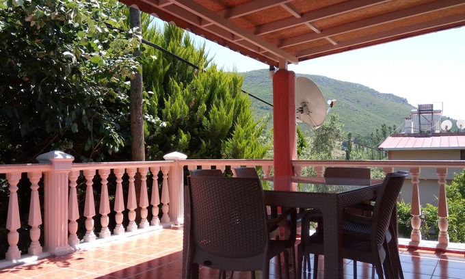 Menderes House | Serene Woodland Retreat Near the Sea with Great Amenities