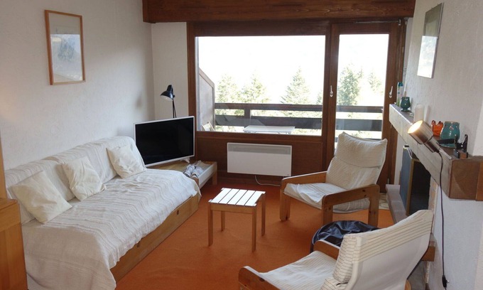 Le Bettex Apartment | Inviting Apartment for 5 with Pool, Balcony & Free WiFi