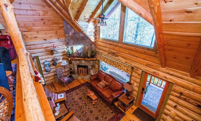 Suches Cabin | Idyllic Log Cabin by Toccoa River with Pool & Mountain Views
