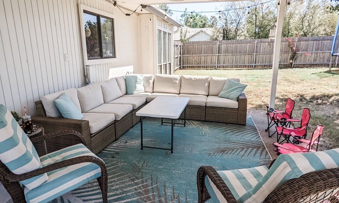 Woodway House | Top-Rated Guest Suite with Kitchen and Yard Access