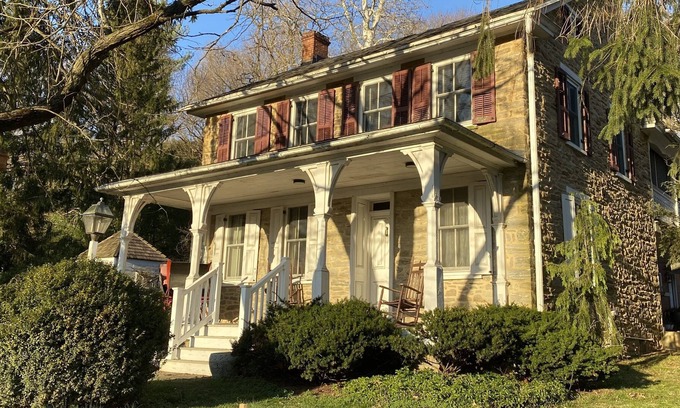 Refton House | Lovely Historic Home at the edge of Strasburg - East Wing