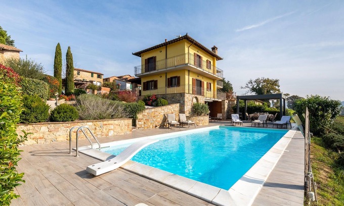 Castiglione del Lago House | Start Your Adventure in a Picturesque Rural Retreat with Pool