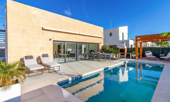 Polop House | Enjoy an Unforgettable Stay at This Inviting Vacation Home