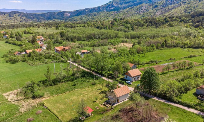 Gracac House | Serene Escape in a Welcoming House with Spa & Breakfast