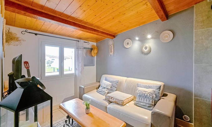 Arles House | Cozy 1 Bedroom Retreat with Pool in Raphèle-les-Arles