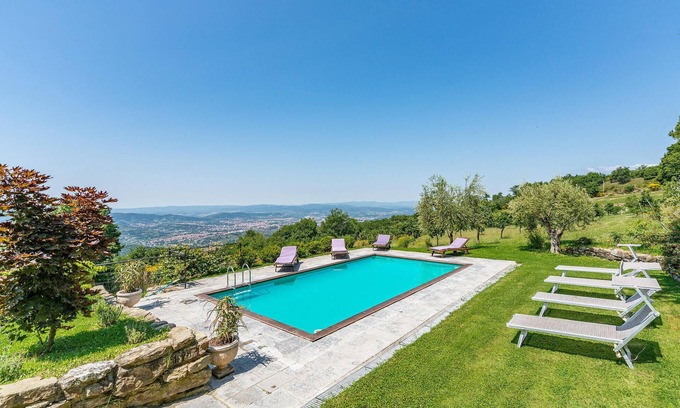 Arezzo House | Spacious 5-Bedroom Getaway with Pool in Arezzo AR