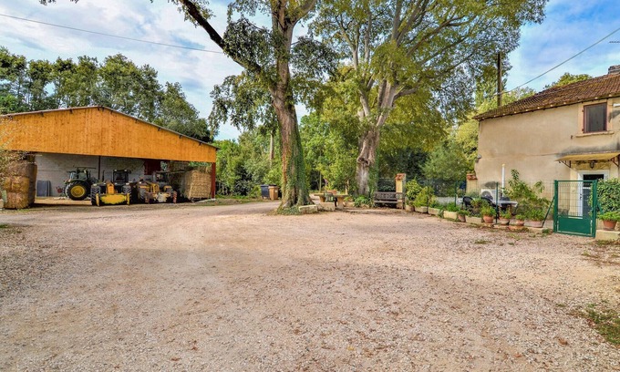 Arles House | Relaxing Getaway in a Practical Home with Spa & Breakfast