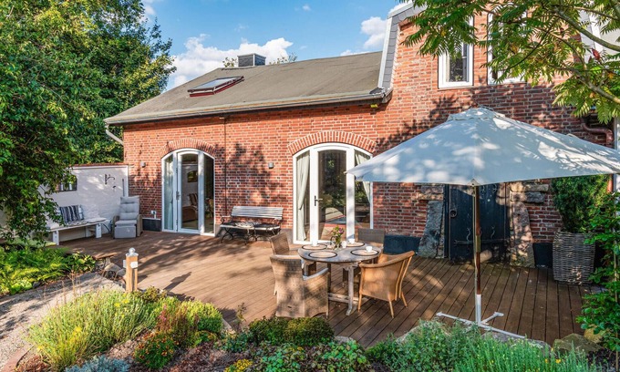 Ausacker House | Modern 2-Bedroom Accommodation with Lake View in Ausacker
