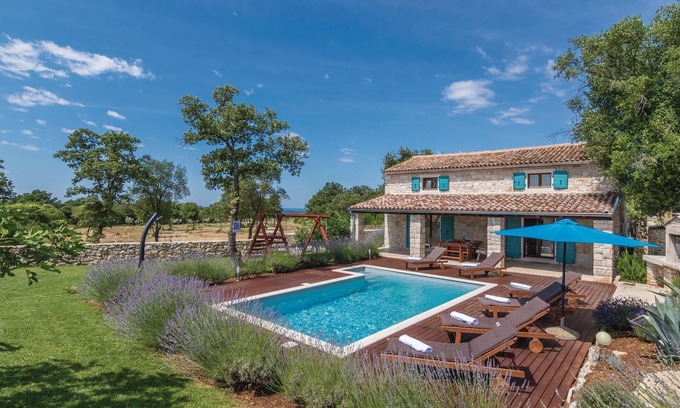 Bale House | Relax in a Beautiful Stone Cottage with Pool and Spa