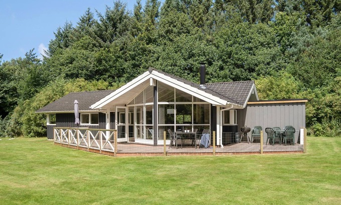Svankær House | Quaint Cottage with Lake Views and Pet-Friendly Amenities