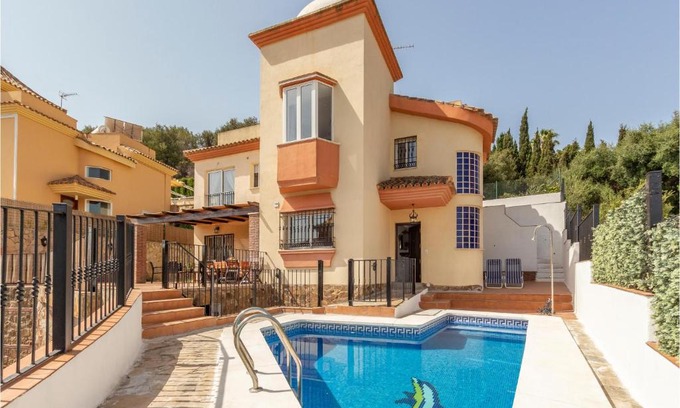 Torrequebrada House | Family-Friendly Home in Benalmádena with Pool & Kitchen