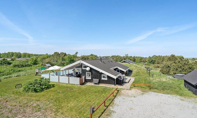Tversted House | Relaxing 4-Bedroom Retreat with Pool & Ocean Views in Bindslev
