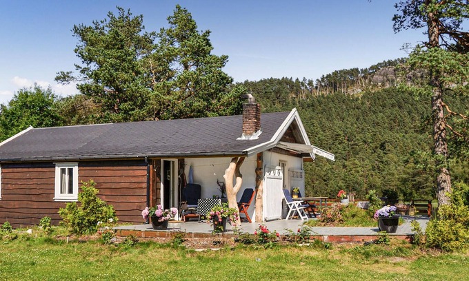 Vindafjord House | Charming Cottage with Lake Views on Bjoavatnet