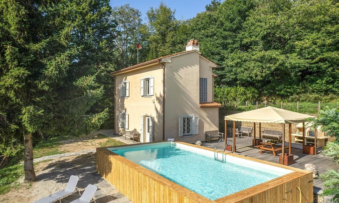 Calci House | Modern 2-Bedroom Getaway in Scenic Calci with Pool
