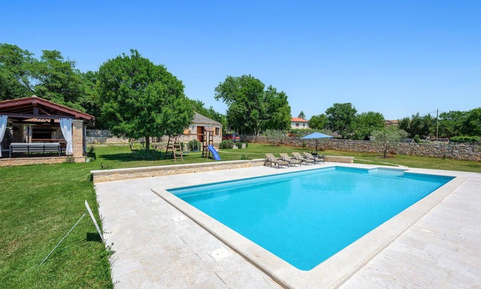 Cabrunici House | Cozy 1 Bedroom Retreat in Cukrici with Private Pool