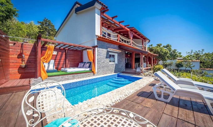 Klanfari House | Discover a Cozy Vacation Retreat by the Ocean