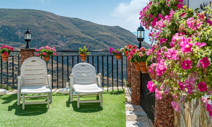 Mecina Bombaron House | Relaxing 2 Bedroom Stay in Mecina Bombarón with Pool