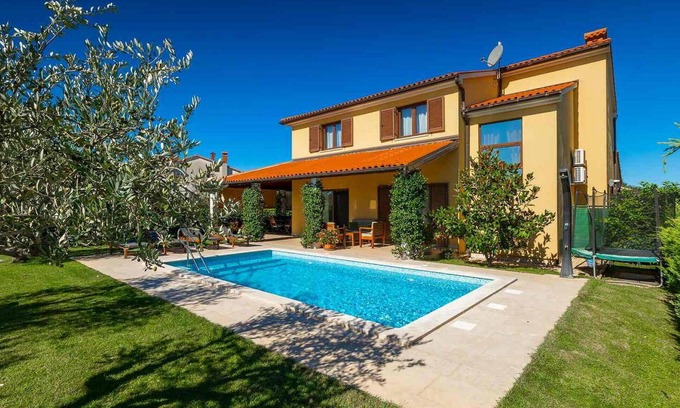 Valbandon House | Exceptional 4 Bedroom Accommodation in Fazana with Pool