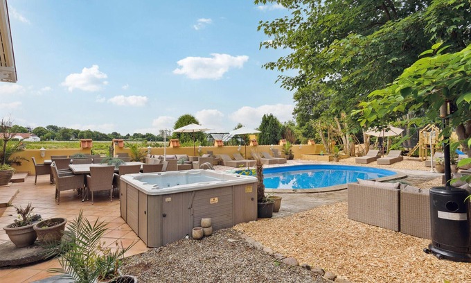 Gesten House | Welcoming Vacation Home with Pool & Lake View in Gersten
