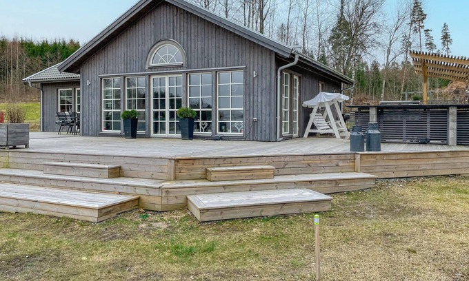 Orebro County House | Cozy Lakeside Retreat with Spa and Breakfast Included