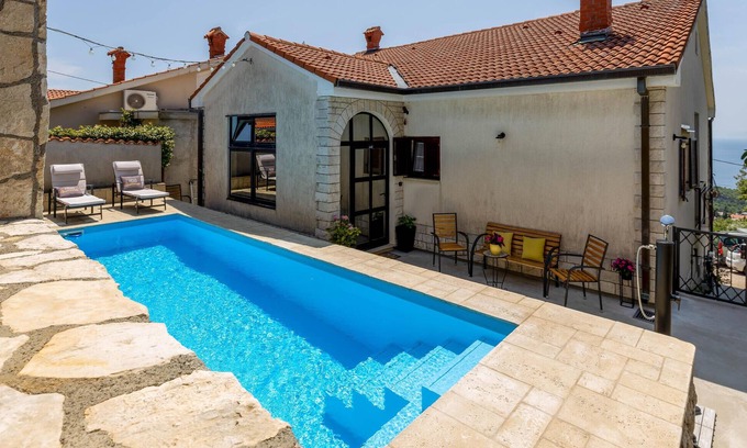 Sodici House | Experience Breathtaking Ocean Views in a Cozy Apartment