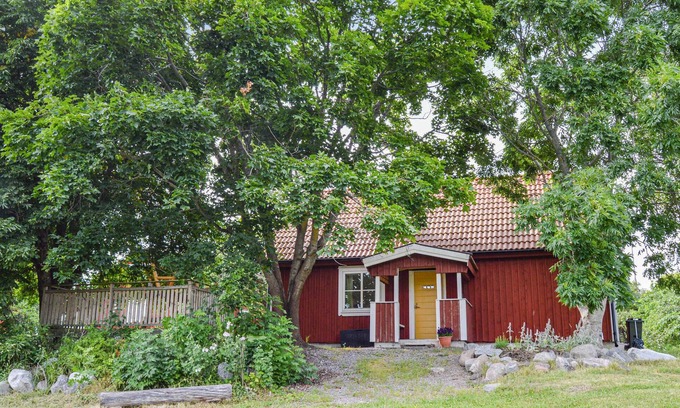 Gnesta House | Cozy Retreat with Lake View & Spa for Your Perfect Getaway