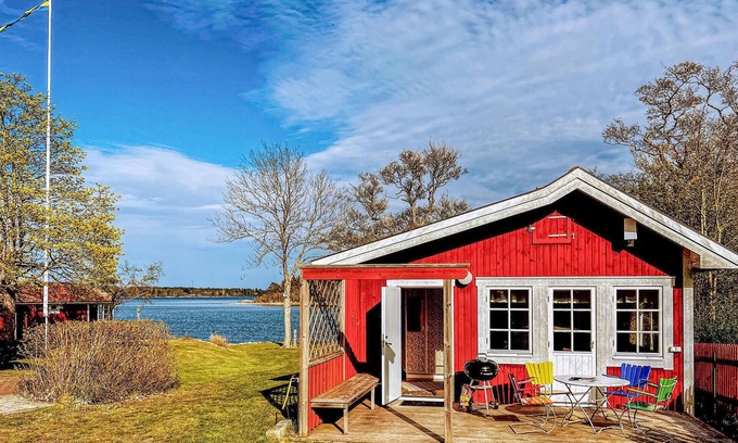 Graddo House | Beachfront Retreat: Swim, Fish & Relax by the Sea