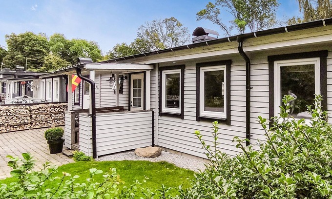 Hoor House | Charming Cottage Retreat by Lake Sätoftasjön with Spa