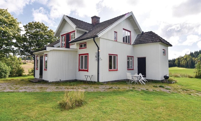 Fargelanda Municipality House | Family-Friendly 4 Bedroom Stay with Lake View in Högsäter