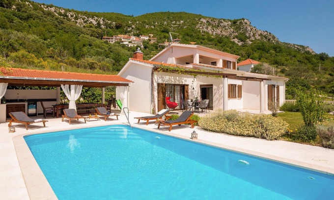 Blato na Cetini House | Exceptional 3-Bedroom Retreat in Blato na Cetini