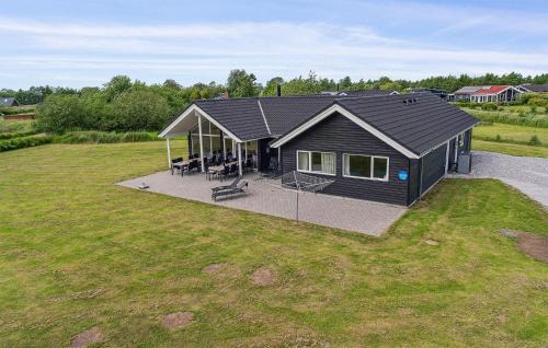 Idestrup House | Idestrup Haven: Pet-Friendly Retreat with Pool & Wifi