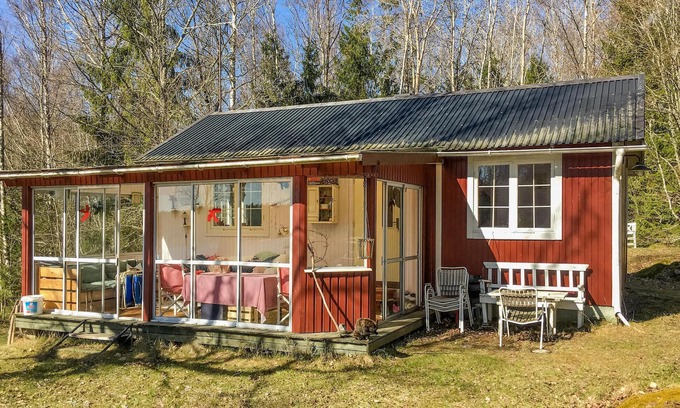 Vassmolösa House | Discover Lake Måll: Relaxing House with Spa & Pet Friendly