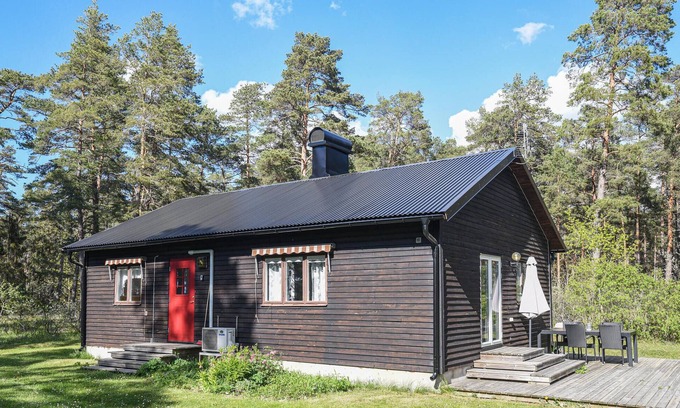 Tingstade House | Secluded Restored Cottage with Lake View and Spa Amenities