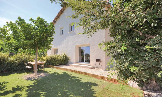 Le Sambuc House | Family-Friendly 2 Bedroom Getaway in Le Sambuc with Pool