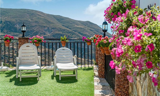 Mecina Bombaron House | Inviting Home in Mecina Bombarn with Pool and Kitchen