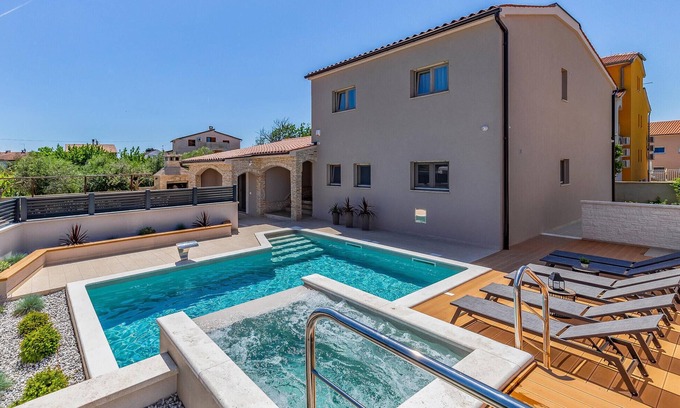 Medulin House | Relaxing Getaway: Modern Home with Pool and Spa Awaits