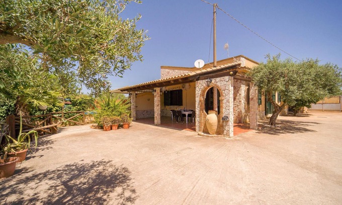 Menfi House | Unwind in a Beautiful Vacation Home with Pool & Spa