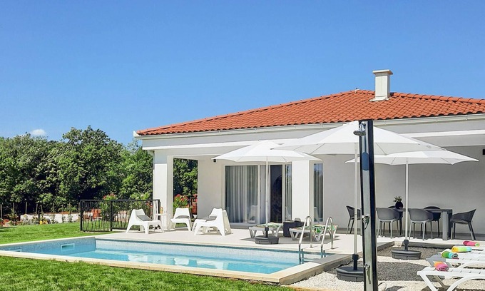 Nedescina House | Spacious 3 Bedroom Retreat with Private Pool in Nedescina