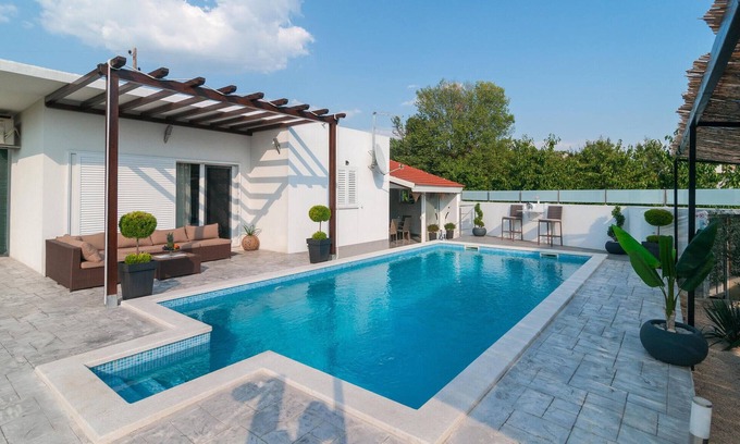 Neoric House | Experience a Private Pool Retreat in Neori - Rated 10/10!
