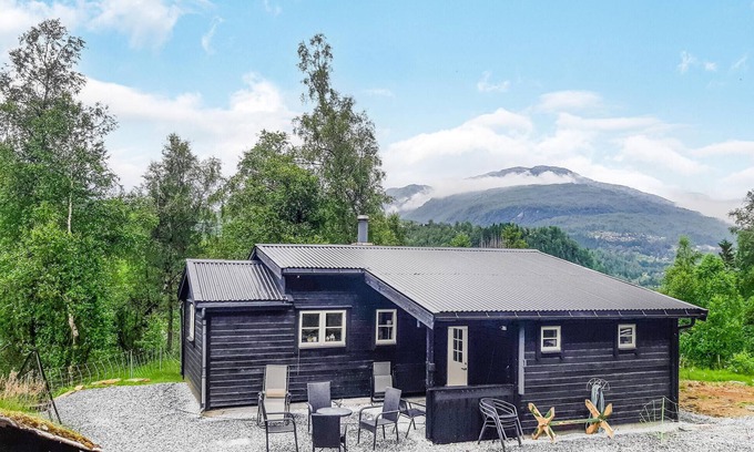 Kvam House | Serene Cottage with Lake View and Spa Near Kvamskogen