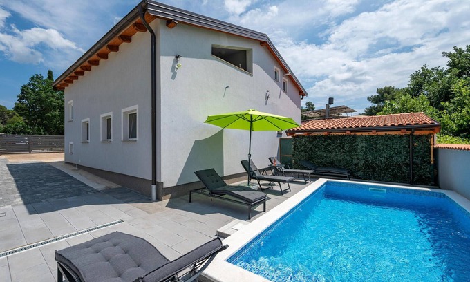 Peroj House | Enjoy a Family Getaway in an Oceanfront Vacation Home