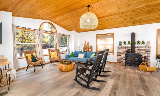 Placerville House | Delightful Pollock Pines Home with Hot Tub & Lake View