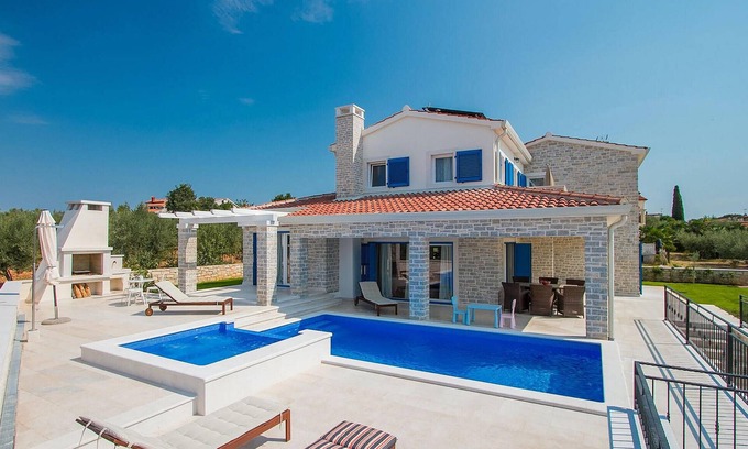 Tar-Vabriga House | Ideal 3 Bedroom Accommodation with Oceanfront Views in Porec