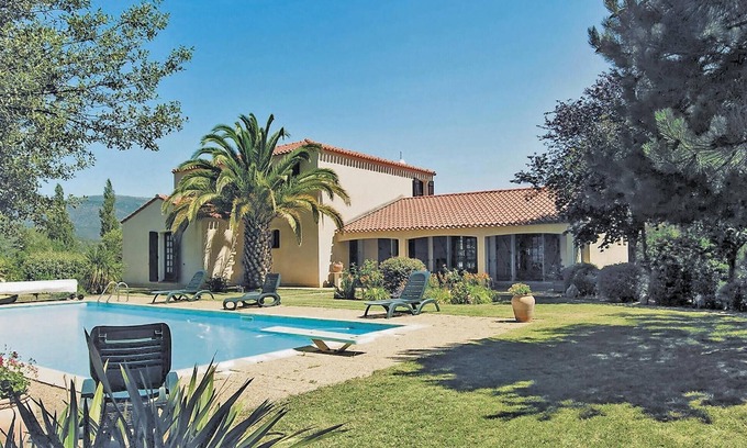 Prades House | Spacious 5 Bedroom Retreat with Pool in Prades