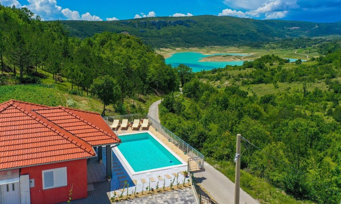 Prolozac House | Relaxing Getaway Awaits: Explore Makarska-Ricice