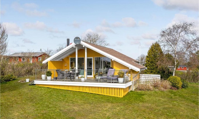 Floutrup House | Cozy Home in Roslev with Kitchen, Perfect for Families
