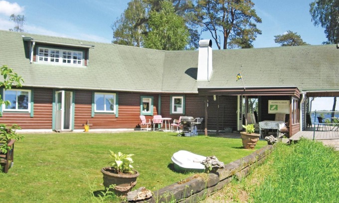 Orkelljunga Municipality House | Relaxing Cottage with Lake Views by Värsjön