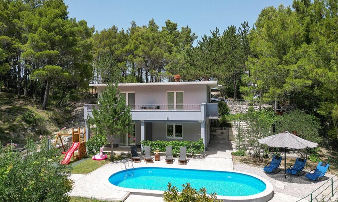 Slime House | Spacious 4-Bedroom Accommodation in Slime with Pool & Spa